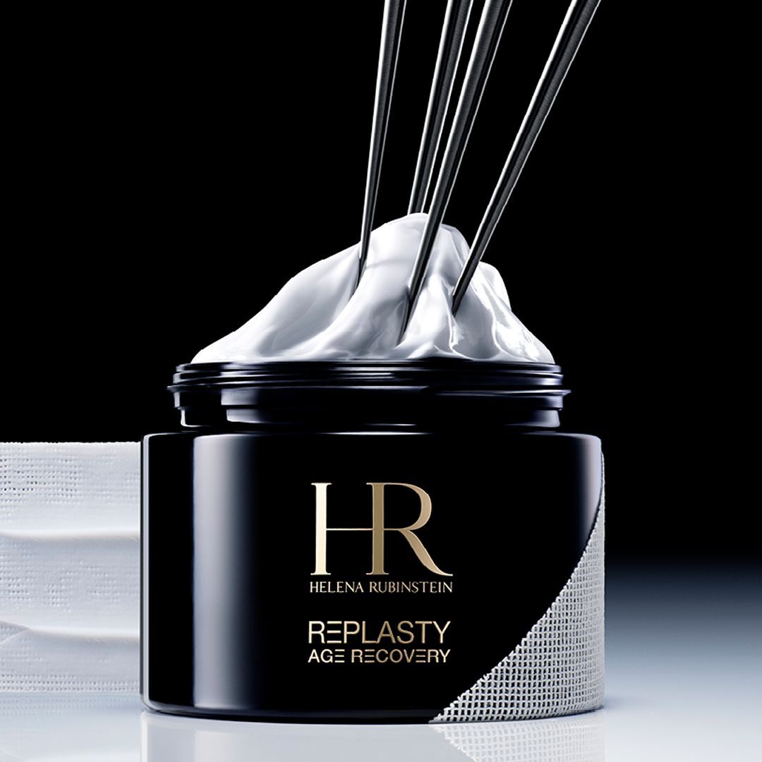 Helena Rubinstein Re-Plasty Age Recovery banner: elegant black cream jar, centered, with golden reflections and amber liquid elements in the background. Dark and luxurious atmosphere.​